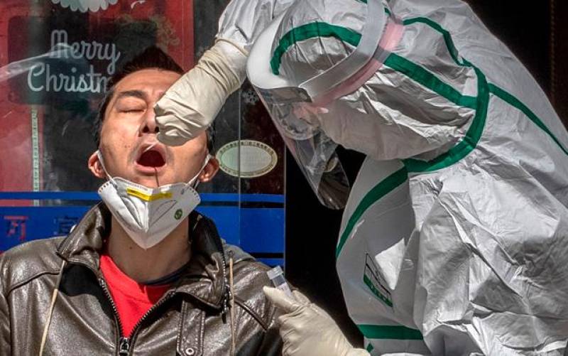Personal sanitario en China haciendo un test de coronavirus. / EFE