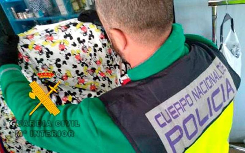 Detenida en el aeropuerto de Málaga con cuatro anoraks impregnados de cocaína