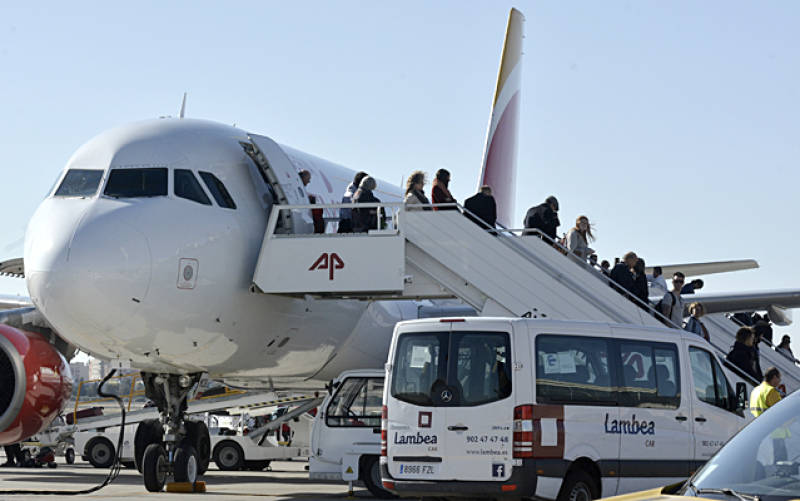 Un avión en el Aeropuerto San Pablo de Sevilla. / El Correo