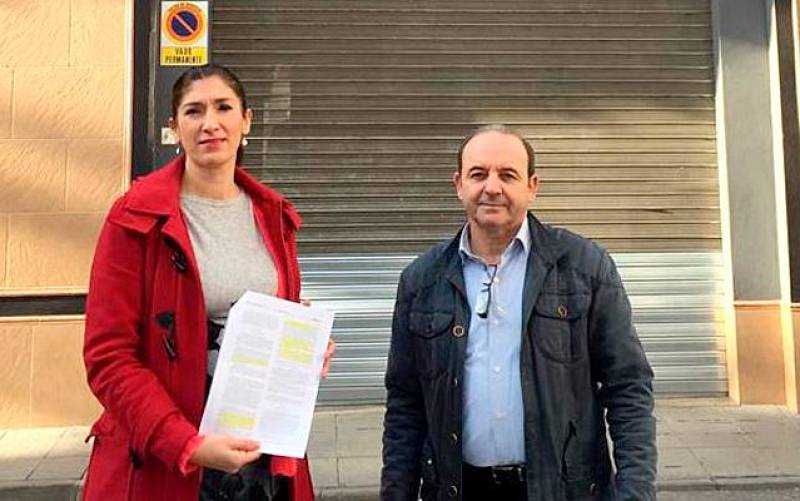 Silvia Heredia y Jorge Domínguez, portavoces municipales del PP, en el barrio de La Alcarrachela. / El Correo