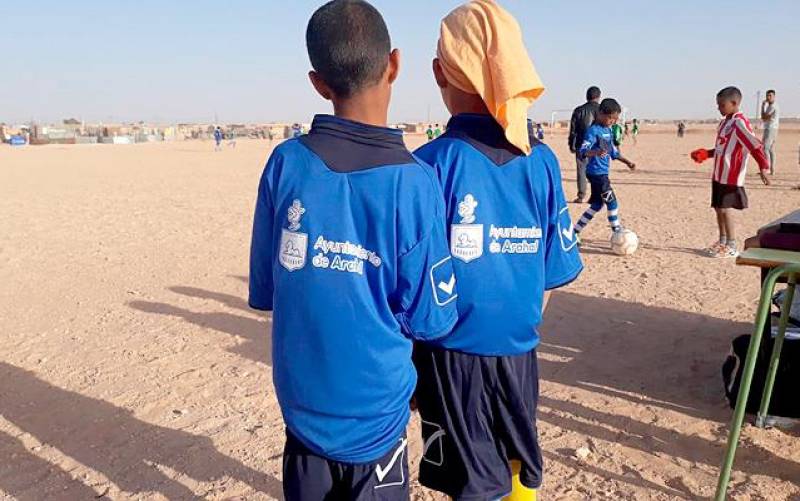Niños saharauis con las equipaciones deportivas. / El Correo
