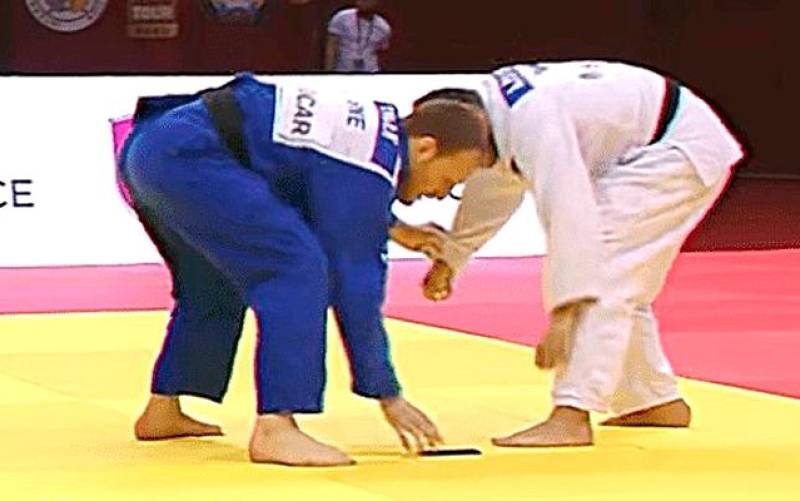 Momento en el que al judoca portugués se le cae el móvil. / El Correo