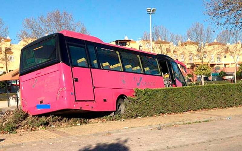 Imagen del autobús siniestrado en Bormujos. / Antonio Solís