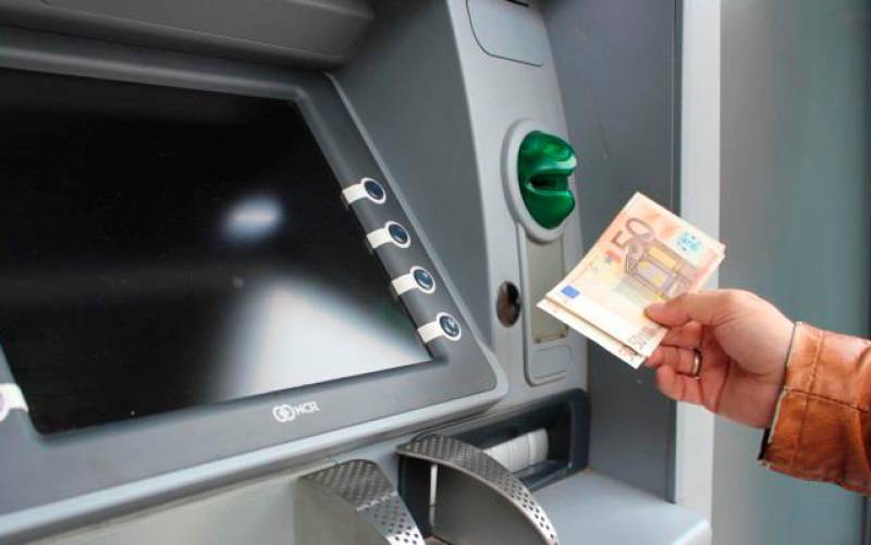 Un ciudadano saca dinero de un cajero automático de una entidad financiera. / El Correo