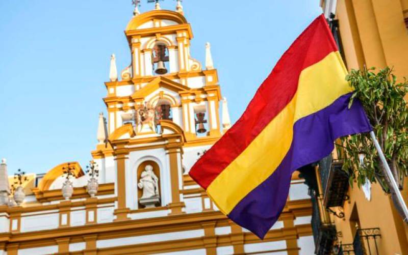 La bandera republicana ondea ante la basílica de la Macarena. / Jesús Barrera