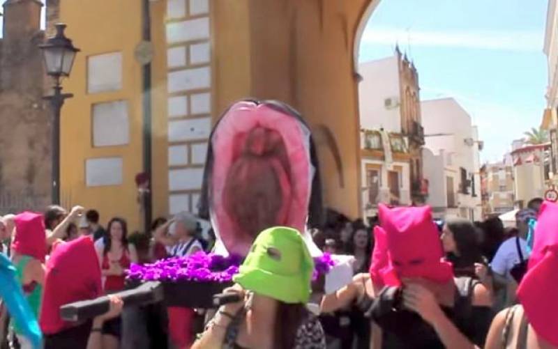 Comienza el juicio a tres mujeres por procesionar con una vagina de plástico en Sevilla en 2014