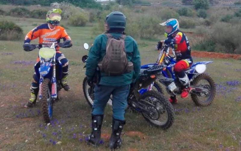 Sorprendidos haciendo motocross en un coto de caza de Alcalá de Guadaíra