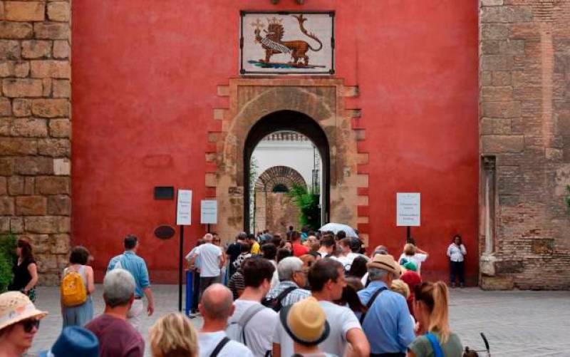 Colas de turistas en el Alcázar. / Jesús Barrera