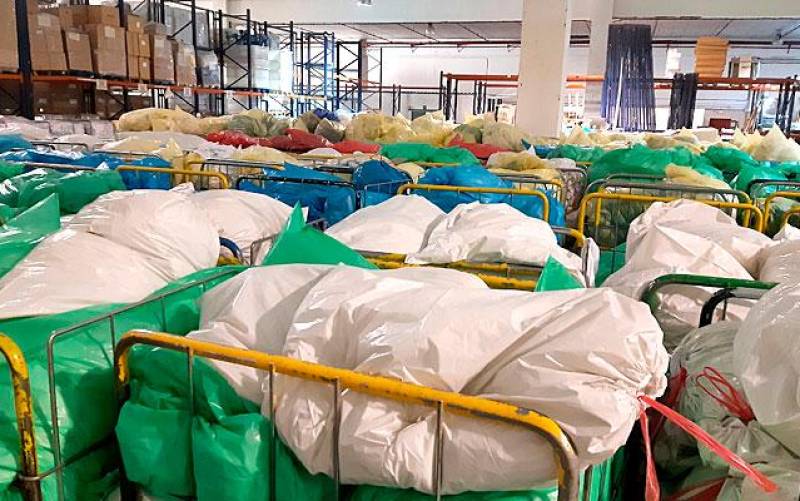 Los almacenes albergan 100 carros con 110 kilos de ropa sucia cada uno. / El Correo