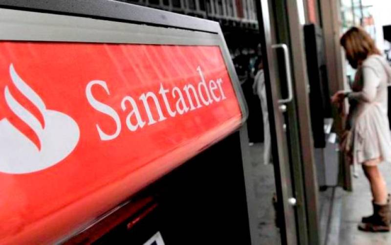 Un cajero en una sucursal del Santander. / EFE