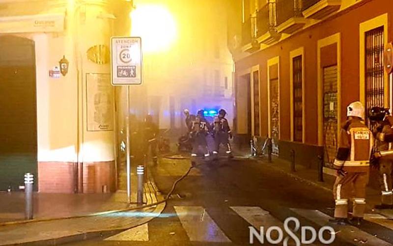 Efectivos de Bomberos sofocando el incendio. / Emergencias Sevilla