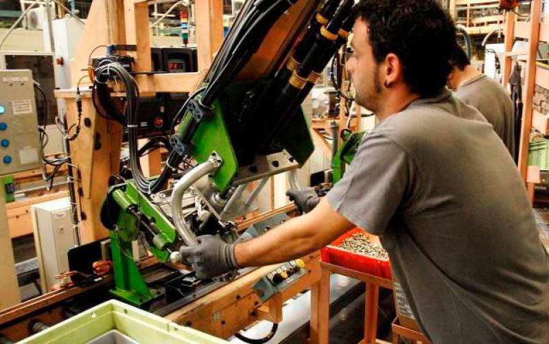 Un operario manipula una máquina en un factoría de automóviles en Andalucía. EFE/Raúl Caro
