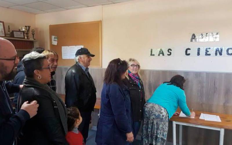 Imagen de recogida de firmas de los vecinos de Sevilla Este en enero de 2018. Foto: El Correo. 