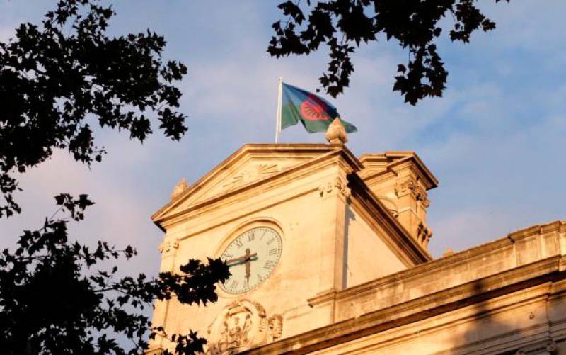 La bandera gitana ha ondeado del mástil del Ayuntamiento de Sevilla. / Inma Flores