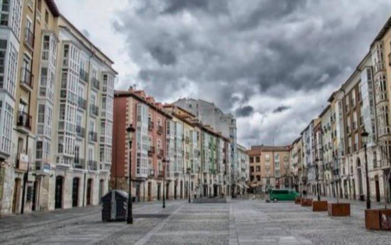 Plaza de Huerto del Rey de Burgos. Un joven vallisoletano de 32 años ha fallecido este sábado tras sentir molestias y quedar inconsciente mientras se encontraba junto a unos amigos en una despedida de soltero en Burgos. 