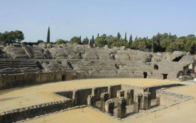 El anfiteatro romano de Itálica es el tercero mayor del mundo que se conserva tras los dos italianos de Roma y Capua. / Fotos: Manuel Gómez