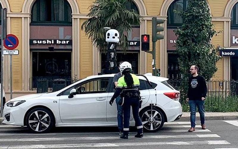 El coche de Apple Maps parado por la Policía Local en la Macarena. / Juanmi Vega