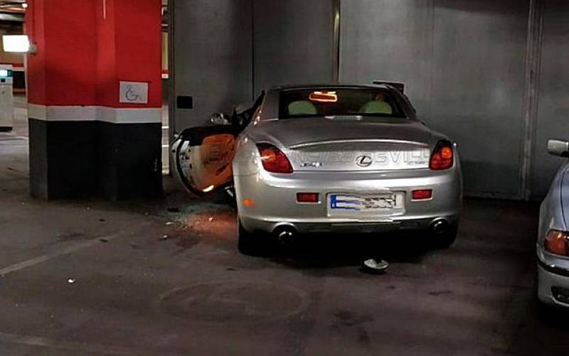 VÍDEO | Aparatoso accidente en un centro comercial en Sevilla