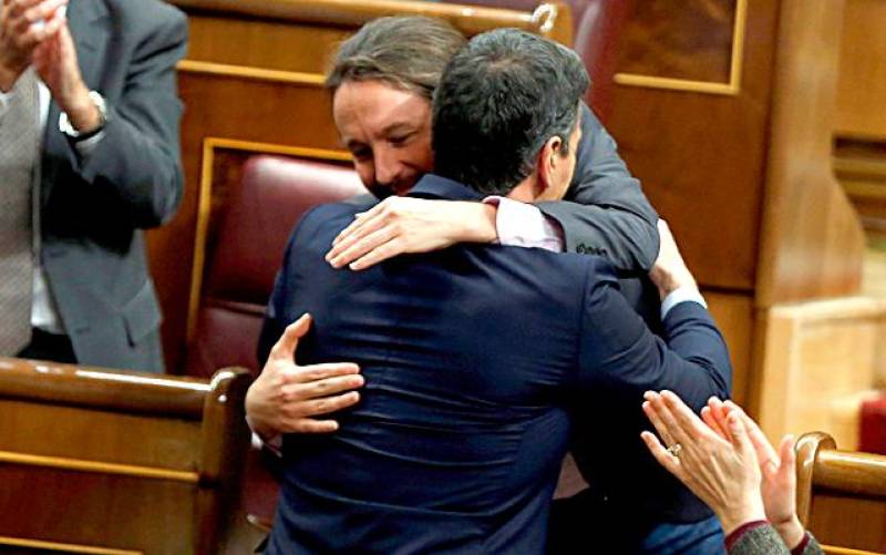 Pedro Sánchez y Pablo Iglesias se abrazan en el Congreso de los Diputados. / EFE