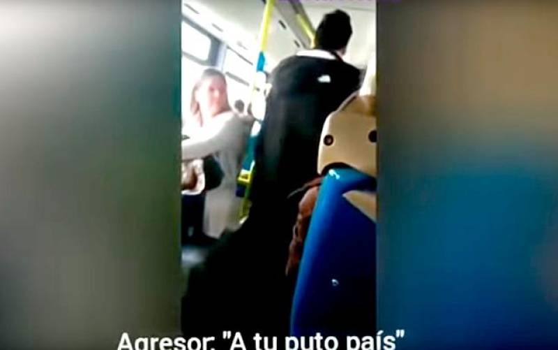 VÍDEO | «Sinvergüenza, a tu puto país»: Agresión racista en un autobús de Madrid