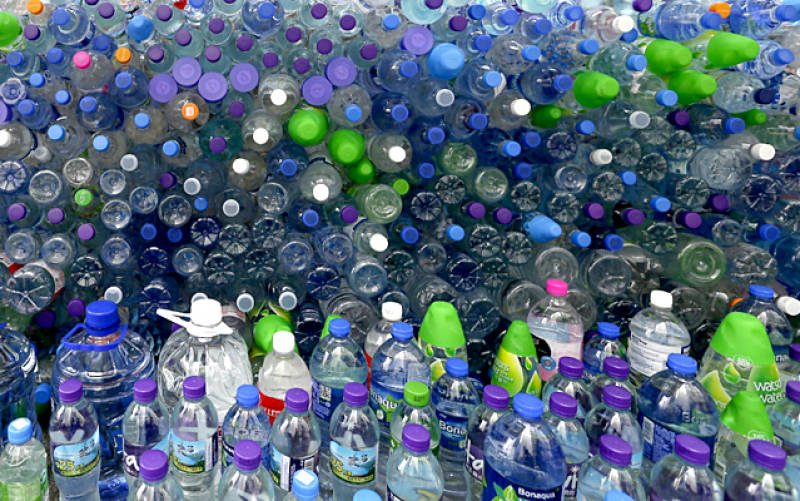 Los negocios del plástico son variados, pero sobre todo destacan el del agua embotellada. / EFE