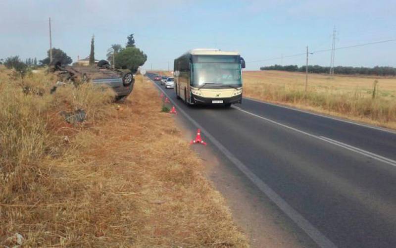 Un vehículo accidentado en el tramo de carretera que va de Mairena del Aljarafe a Almensilla. / El Correo - Archivo