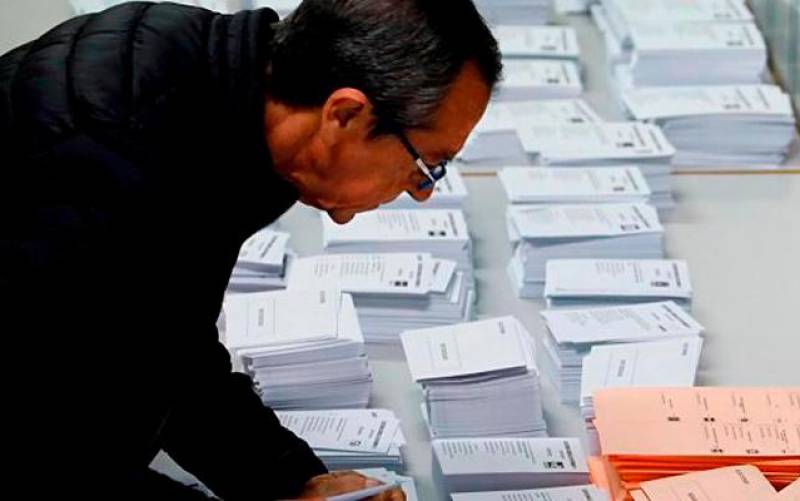 Un hombre mira las papeletas de voto en unas elecciones. / EFE