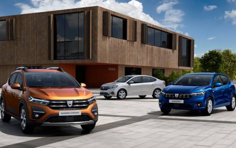 En azul y naranja los nuevos Dacia Sandero y Sandero Stepway, respectivamente. En gris, el Dacia Logan