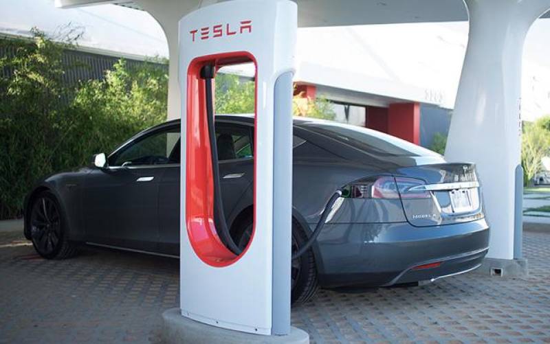 Tesla Model S en un Supercargador. Esta red de cargadores permite mucha libertad de movimientos en Europa a los propietarios de coches Tesla.