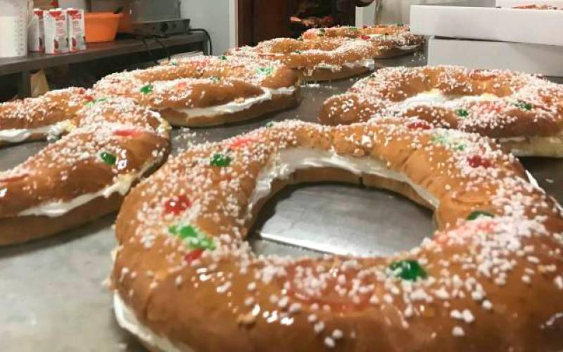Roscones de Reyes como los 1.000 que los Magos de Oriente repartirán por los domicilios de Guillena este domingo 