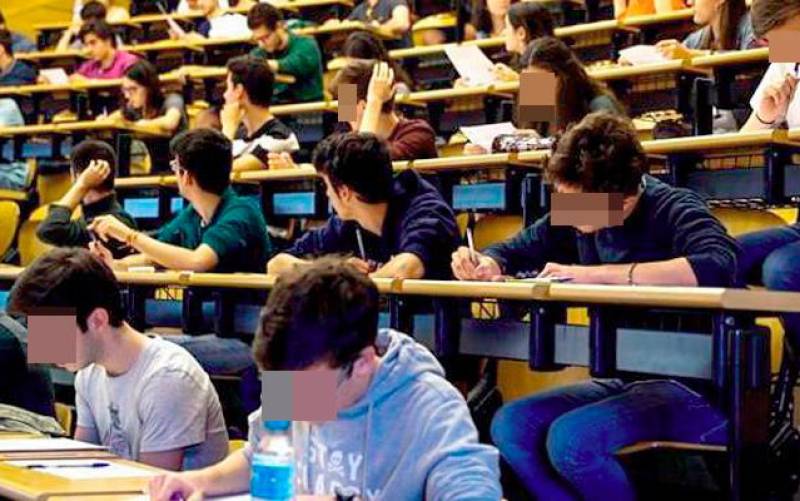 Estudiantes examinándose en la Universidad. / EFE