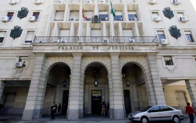 Fachada principal del Palacio de Justicia de Sevilla. / El Correo
