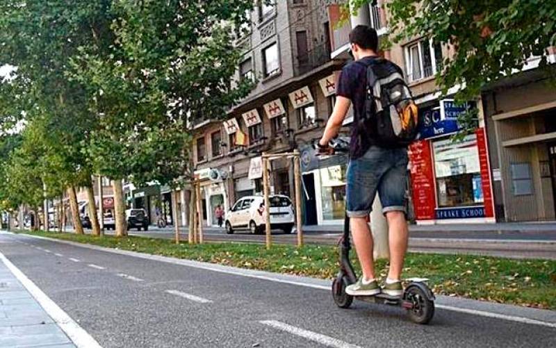 Un patinete eléctrico por una ciudad española. / EFE