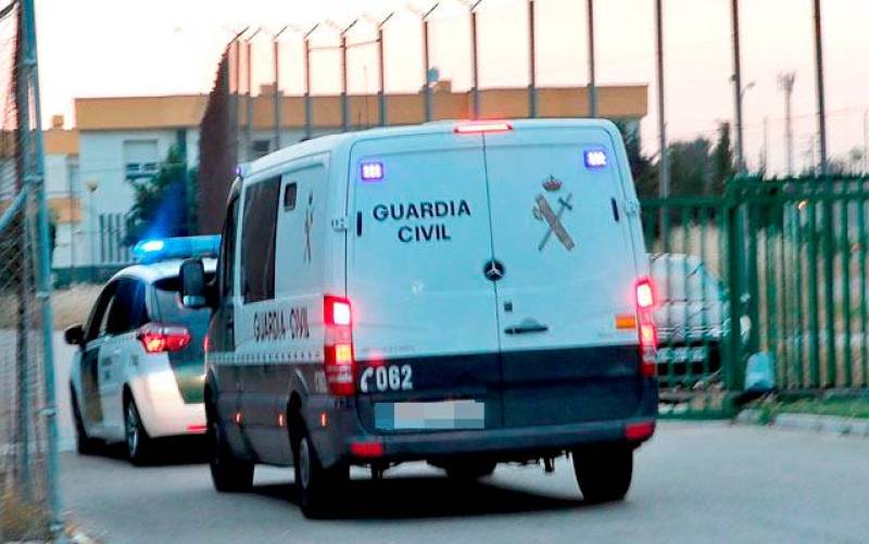 Dos vehículos de la Guardia Civil. / El Correo