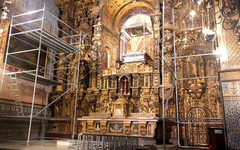 Trabajos de restauración del retablo mayor del santuario de la Virgen de Consolación de Utrera. / V.C.