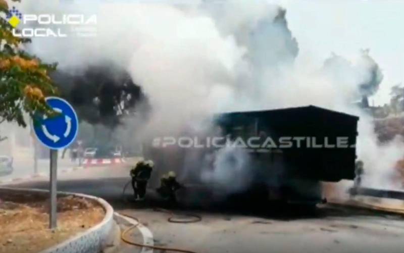 Incendio de un camión a la salida de la A-49 en Tomares
