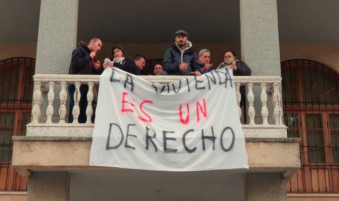 Se encierran en el Ayuntamiento de San Juan para frenar cinco desahucios