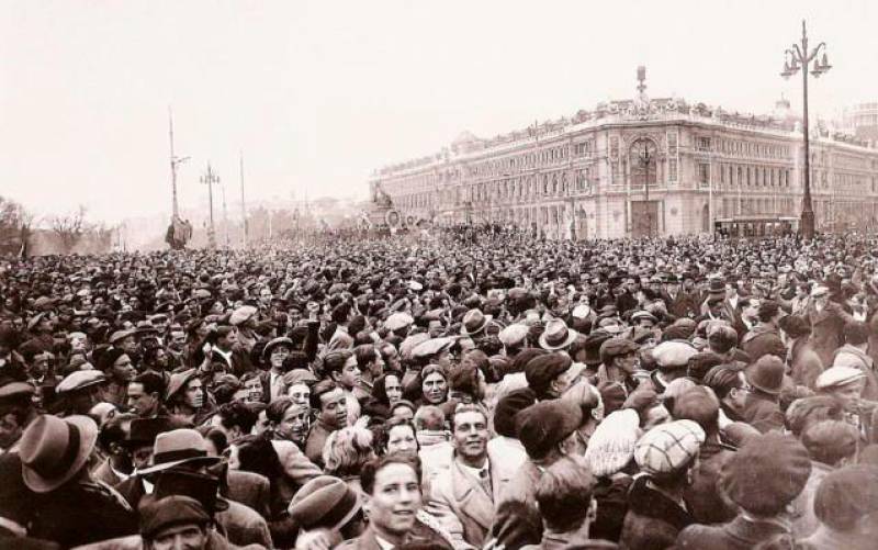 Las masas populares celebran en la Plaza de la Cibeles el triunfo de las fuerzas de izquierda en febrero de 1936. / El Correo