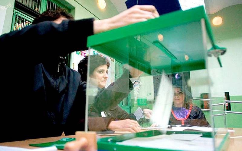 Imagen de archivo de unas elecciones en Andalucía. / EFE
