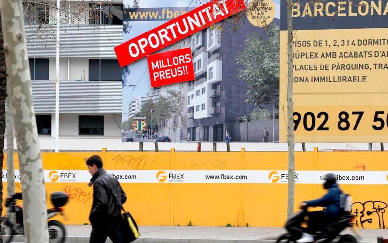 Imagen de archivo de una valla publicitaria de venta de viviendas de la promotora Fbex / JOAN CORTADELLAS