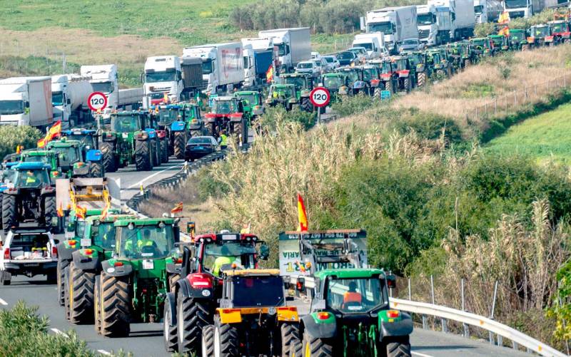 Tractores y agricultores durante las protestas. / Francisco J. Olmo - E.P.