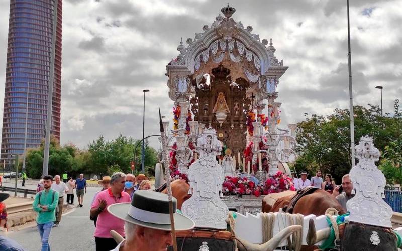 Imágenes de las hermandades de Sevilla saliendo hacia El Rocío