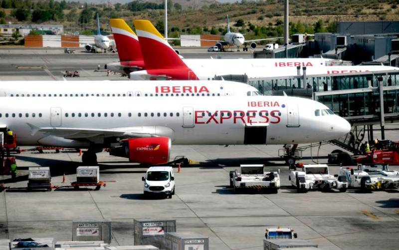 Aviones de Iberia Express en la terminal T4 del Aeropuerto de Madrid-Barajas. / E.P.