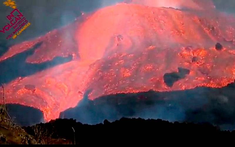 Impresionantes imágenes del desbordamiento de la lava en el volcán de La Palma