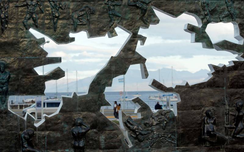 Fotografía de archivo en la que se registró un monumento con el mapa de las Islas Malvinas, en la ciudad de Ushuaia (Argentina). EFE/Leo La Valle