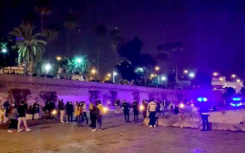 La Policía desaloja un macrobotellón bajo el Puente de Triana