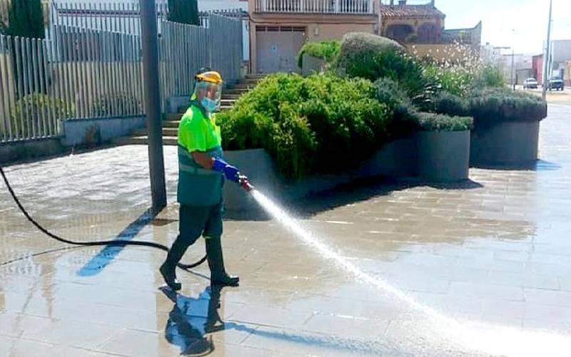 Labores de limpieza en Alcalá de Guadaíra. / El Correo