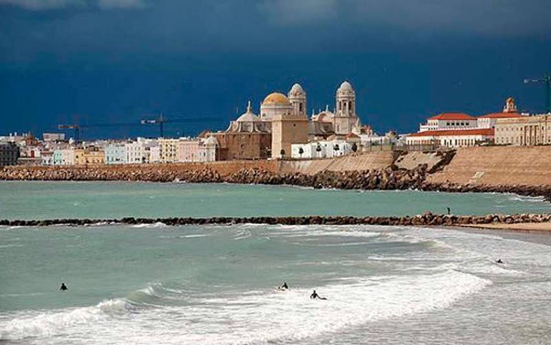 Encuentran un cadáver en una playa en Cádiz