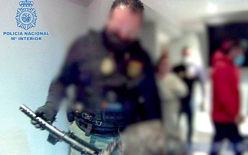 Un detenido en Los Pajaritos con un arma de guerra, un kilo de hachís y un machete