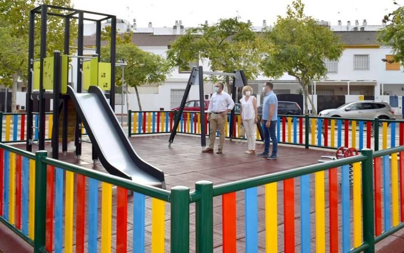 Inauguración reciente de un parque infantil en Los Palacios. / El Correo 